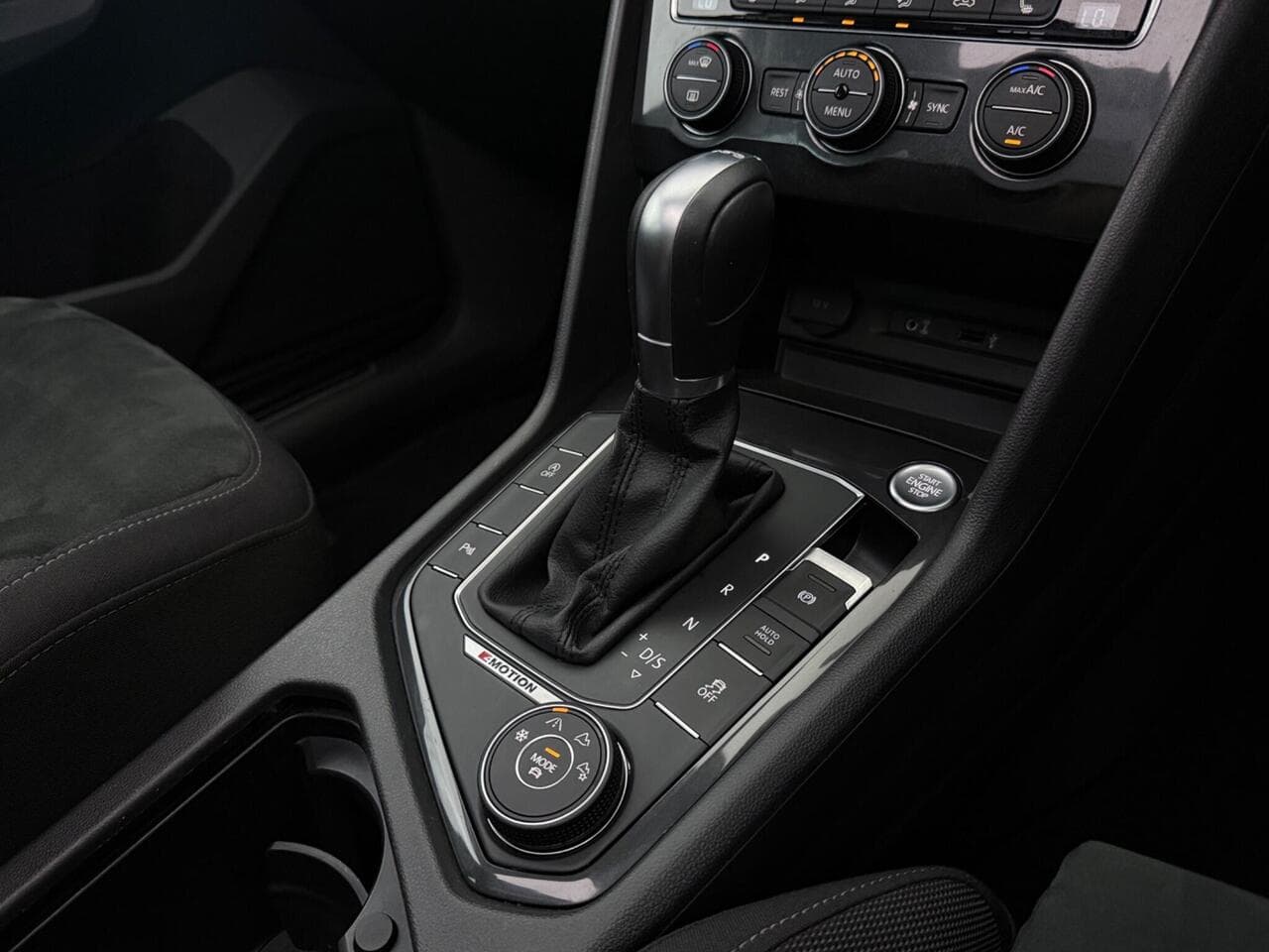 Volkswagen Tiguan thumbnail Interior Front