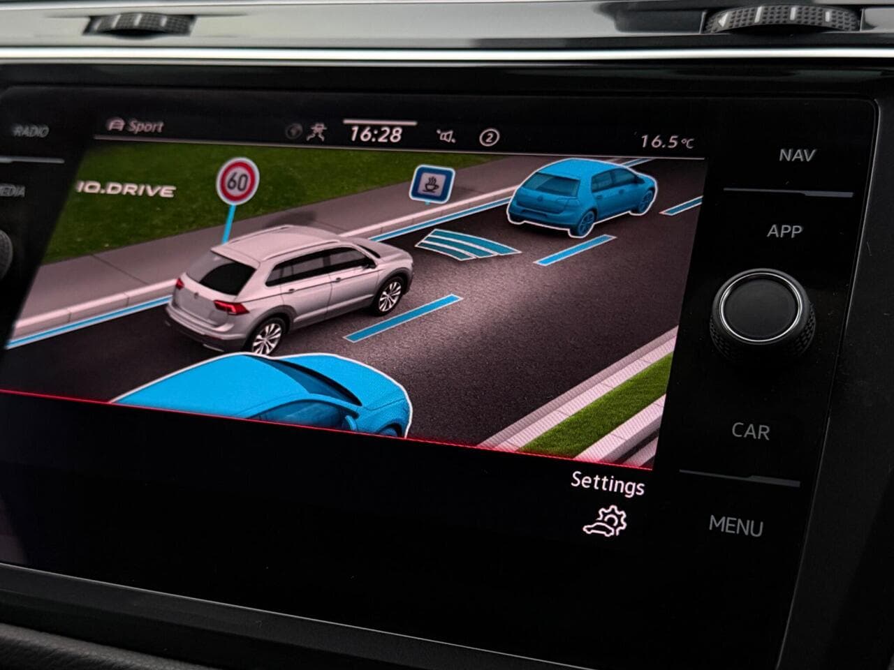 Volkswagen Tiguan thumbnail Infotainment System