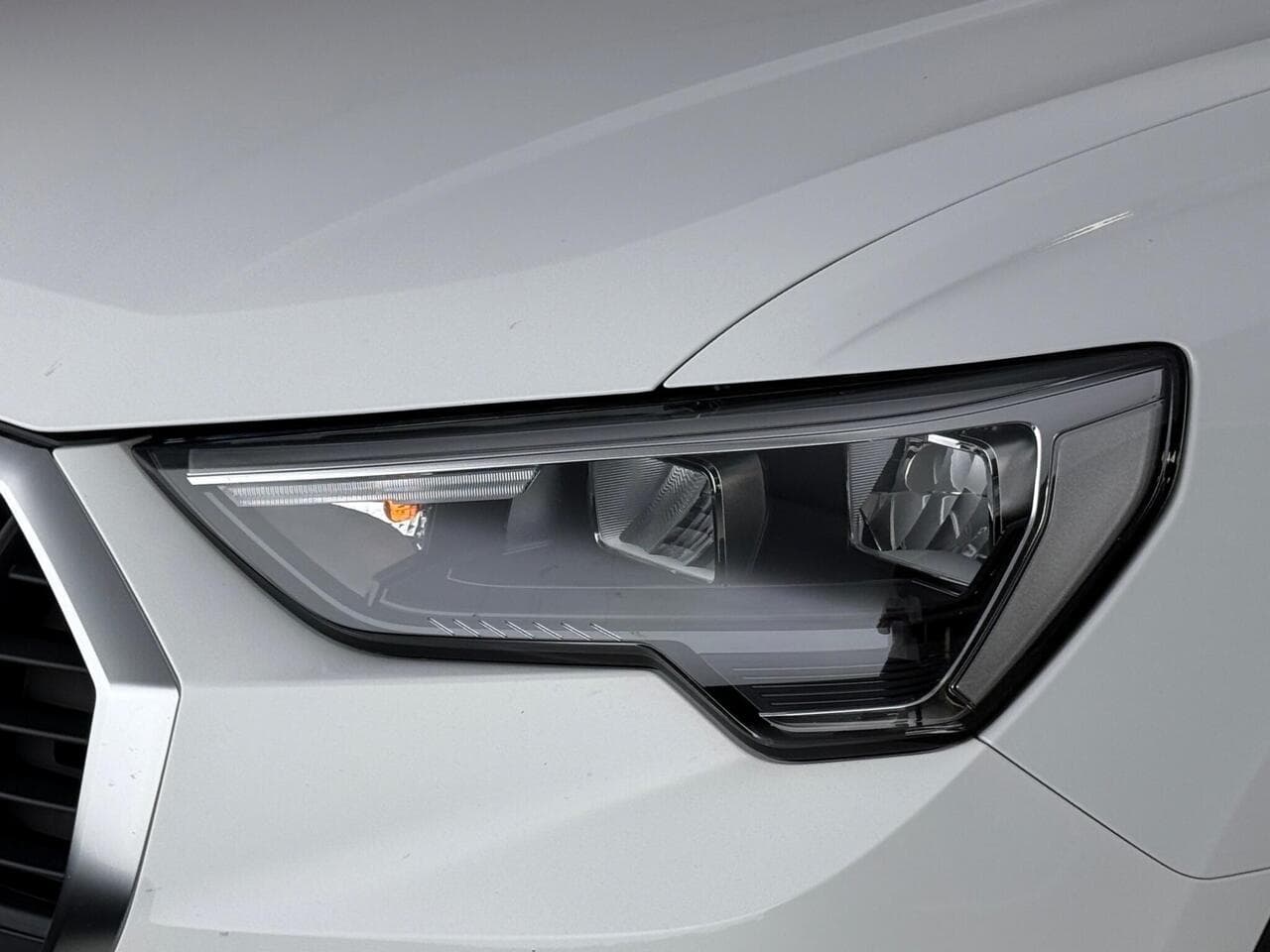 Audi Q3 thumbnail Lights Front