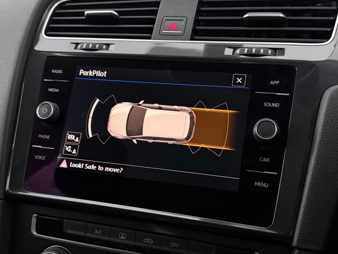 Volkswagen Golf thumbnail Infotainment System