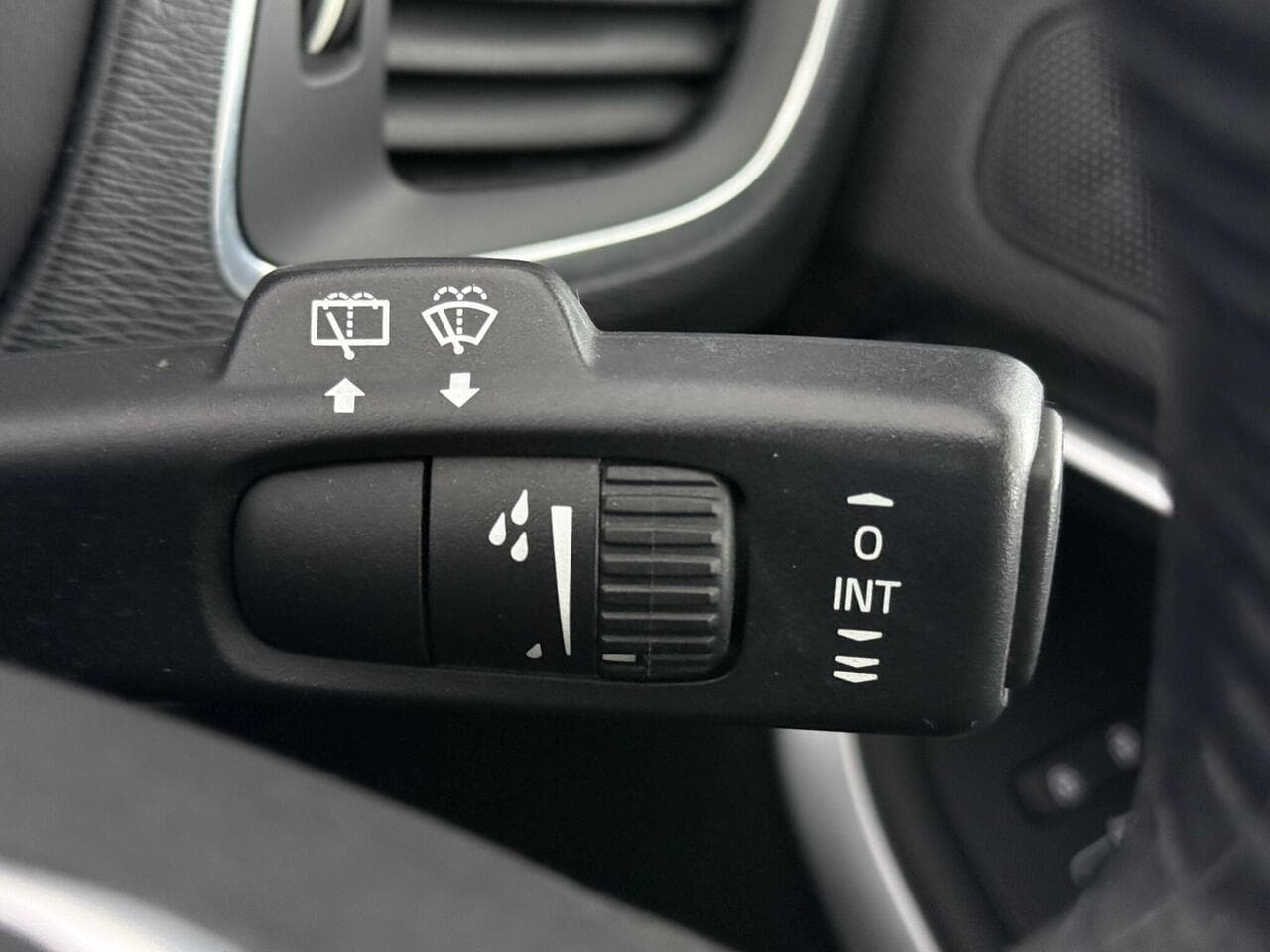 Volvo V40 thumbnail Misc Controls