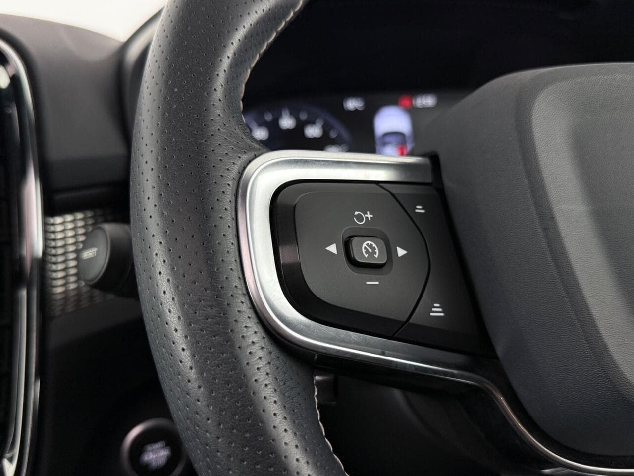 Volvo XC40 thumbnail Misc Controls