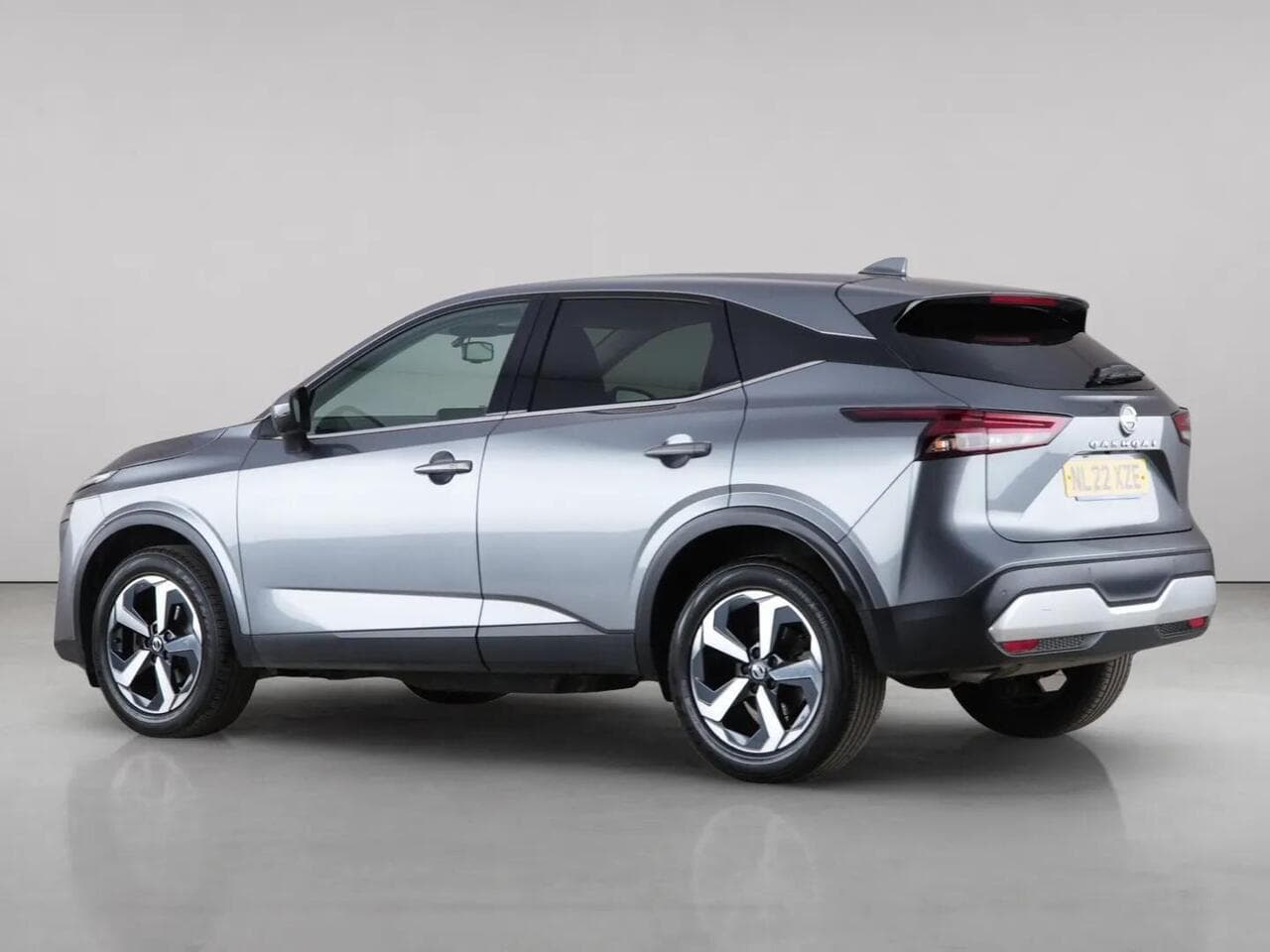 Nissan Qashqai thumbnail Side Left