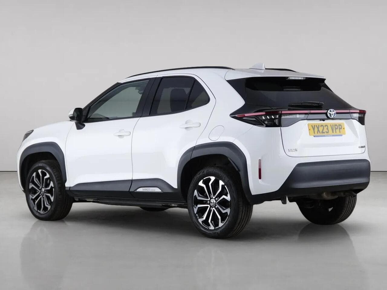 Toyota Yaris Cross thumbnail Rear Left