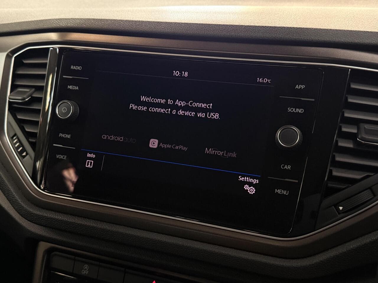 Volkswagen T-Roc thumbnail Infotainment System