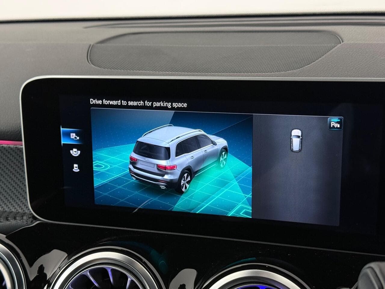 Mercedes-Benz GLB thumbnail Infotainment System