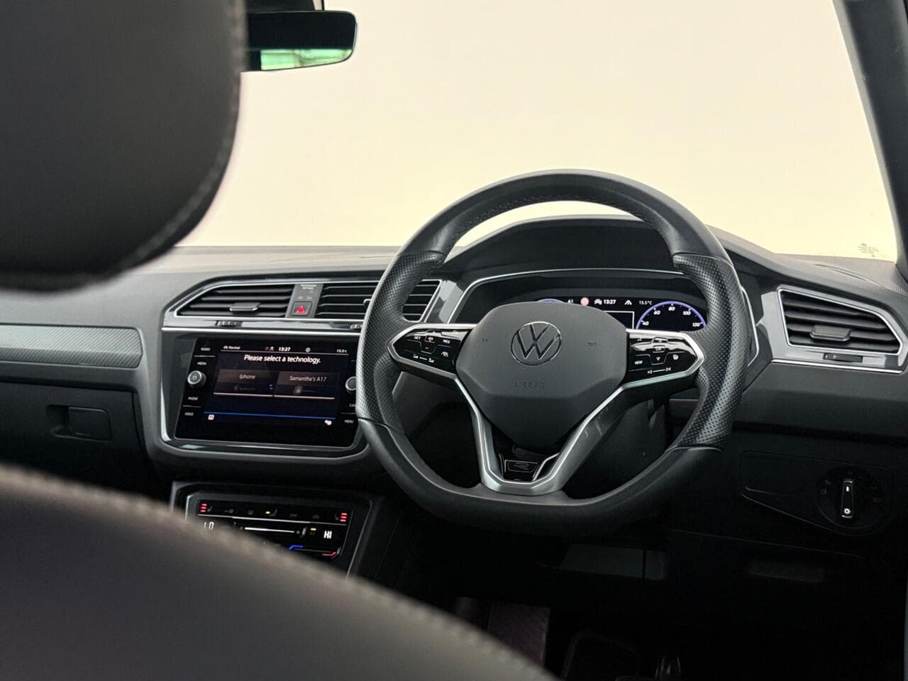 Volkswagen Tiguan thumbnail Interior Front
