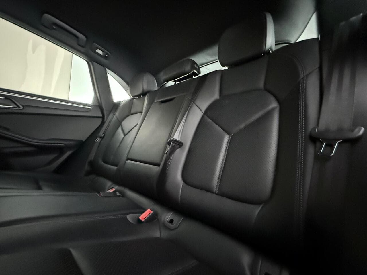 Porsche Macan thumbnail Seats Rear