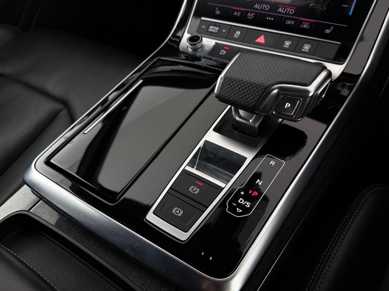 Audi Q7 thumbnail Interior Front