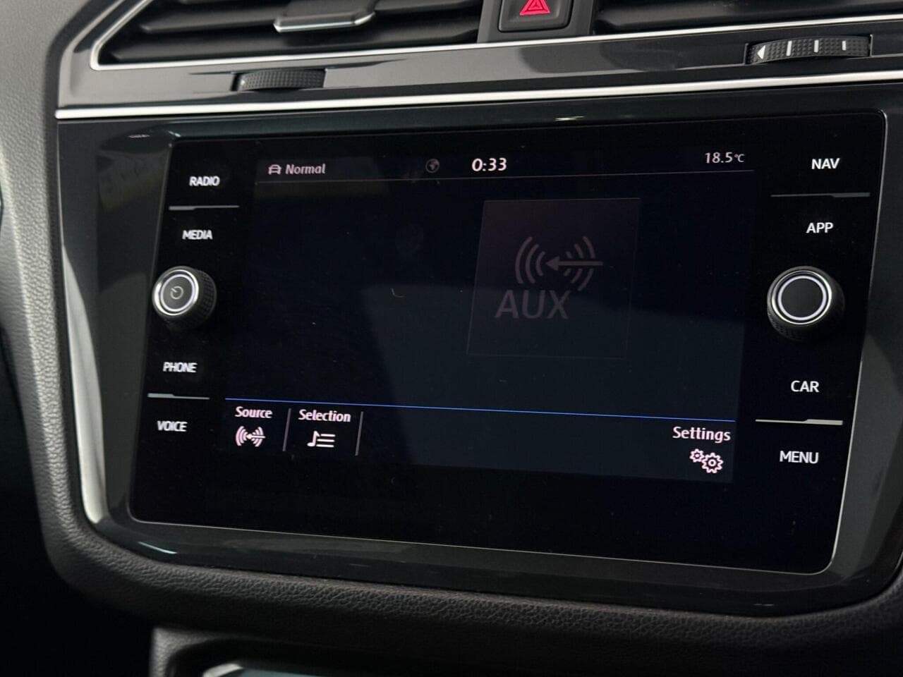 Volkswagen Tiguan thumbnail Infotainment System
