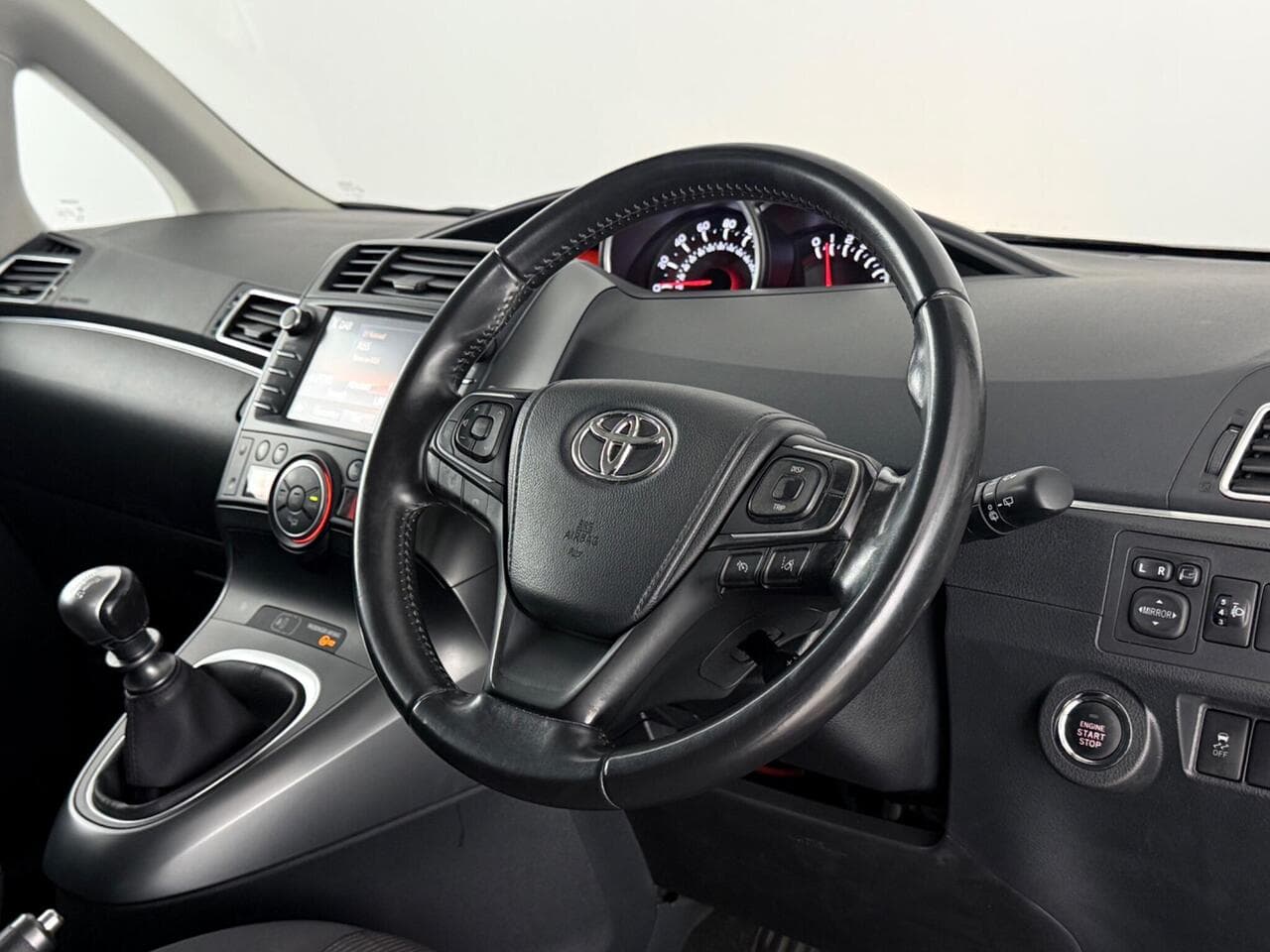 Toyota Verso thumbnail Interior Front