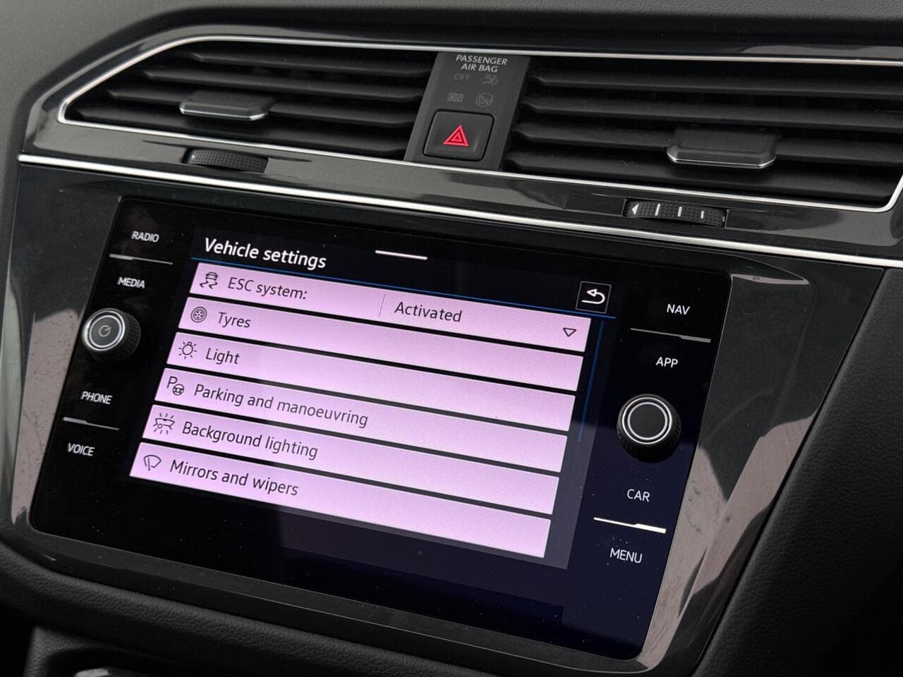 Volkswagen Tiguan thumbnail Infotainment System