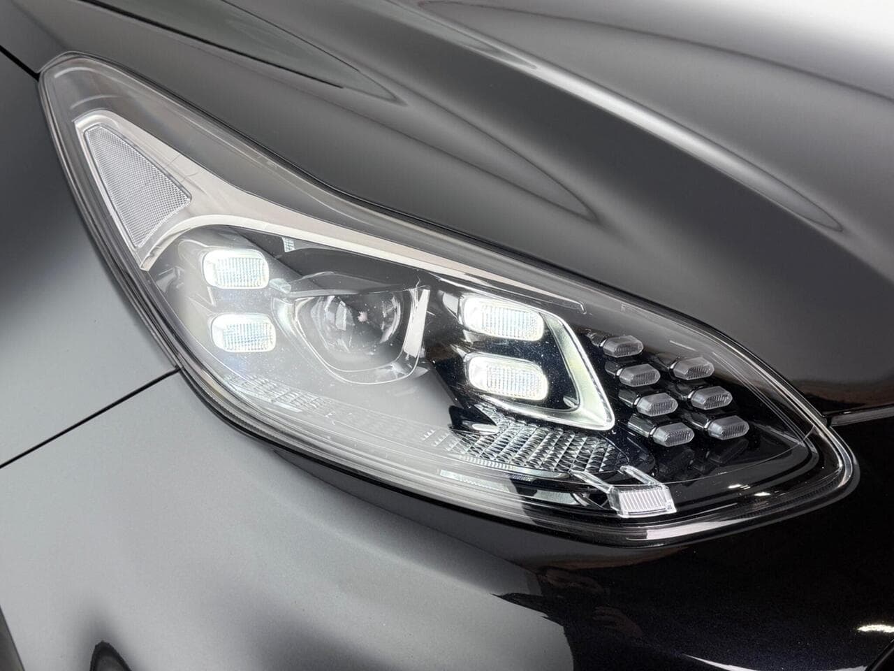 Kia Sportage thumbnail Lights Front