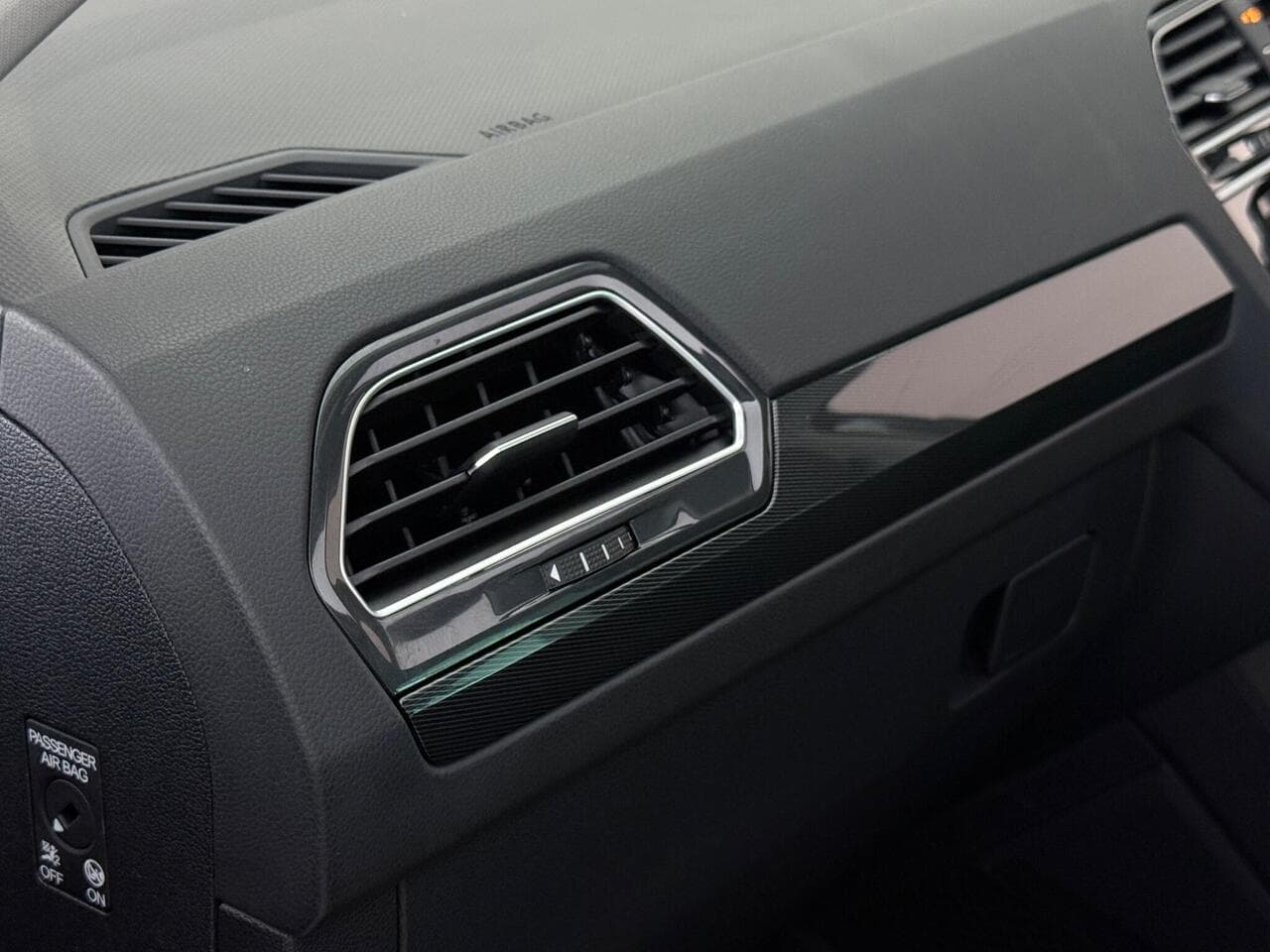 Volkswagen Tiguan thumbnail Badge Exterior