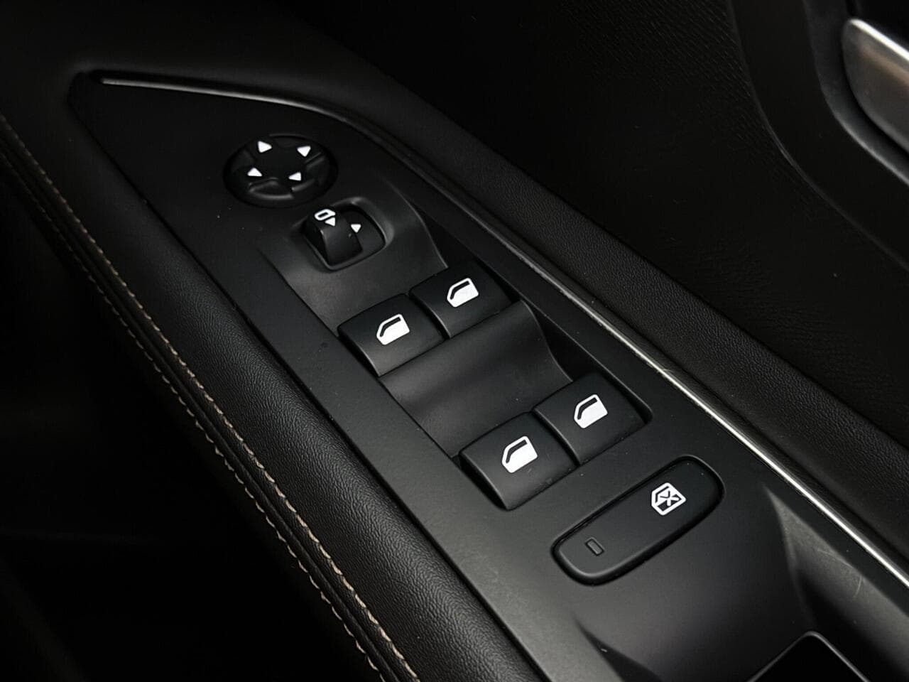 Peugeot 3008 thumbnail Misc Controls