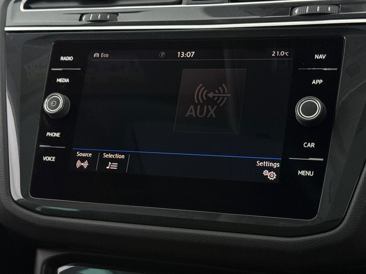 Volkswagen Tiguan thumbnail Infotainment System