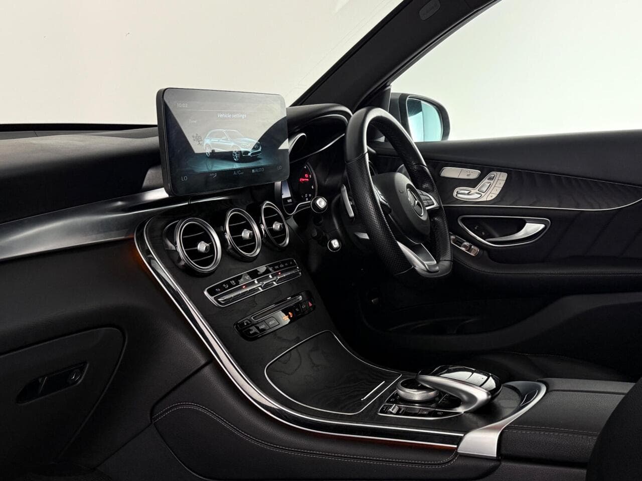 Mercedes-Benz GLC thumbnail Interior Front