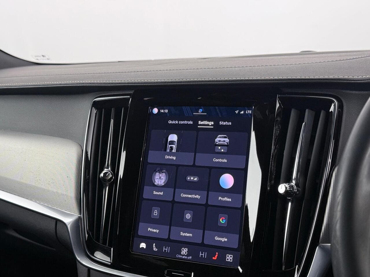 Volvo V90 thumbnail Infotainment System