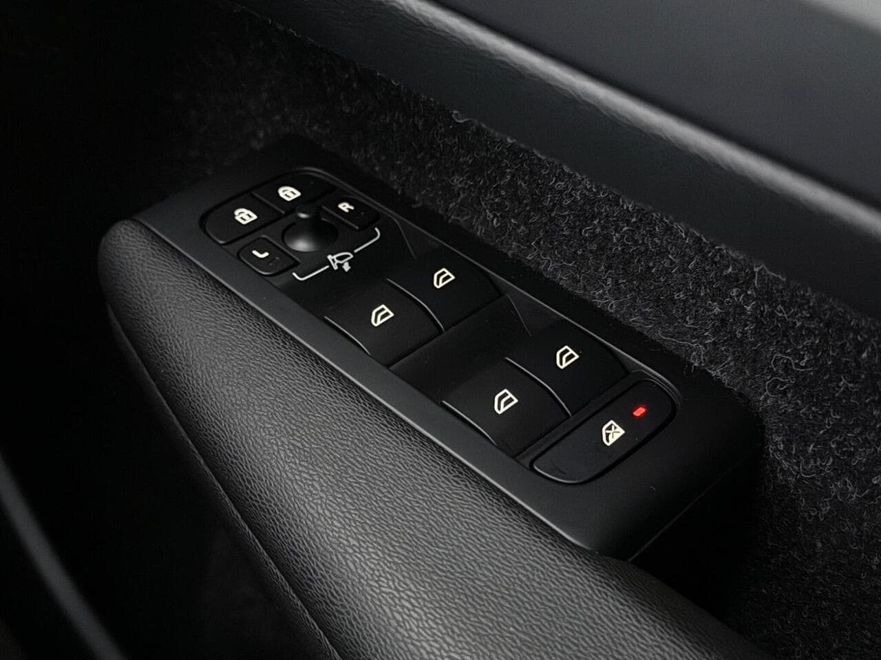 Volvo XC40 thumbnail Misc Controls