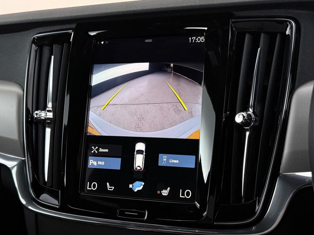 Volvo V90 thumbnail Infotainment System