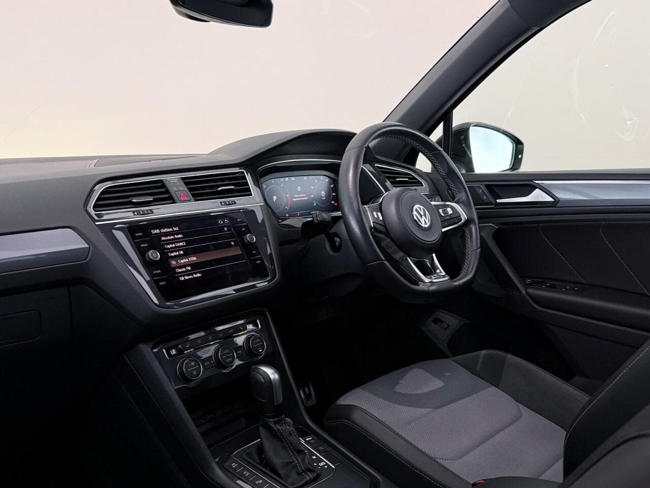 Volkswagen Tiguan thumbnail Interior Front