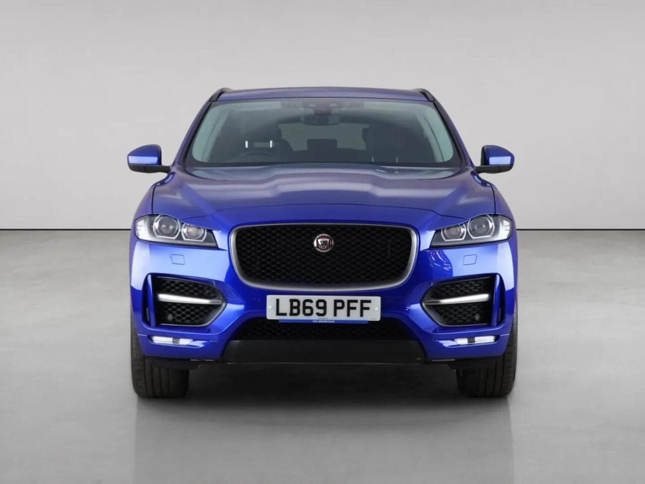 Jaguar F-PACE thumbnail Front
