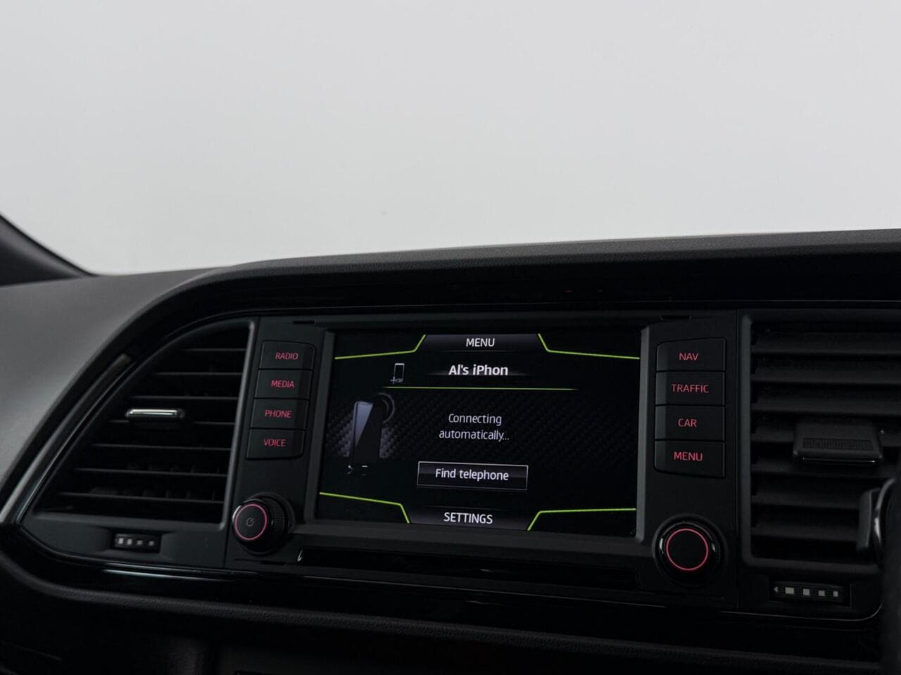 SEAT Leon thumbnail Infotainment System