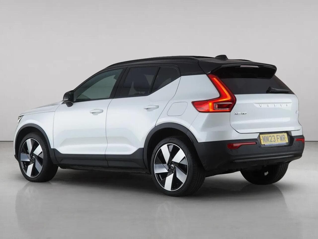 Volvo XC40 thumbnail Rear Left