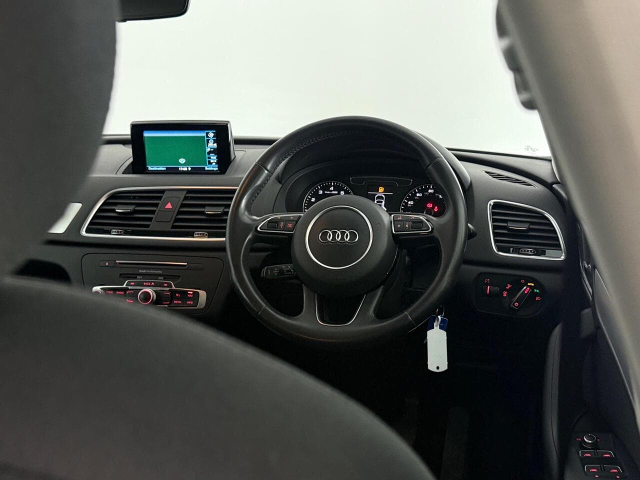 Audi Q3 thumbnail Interior Front