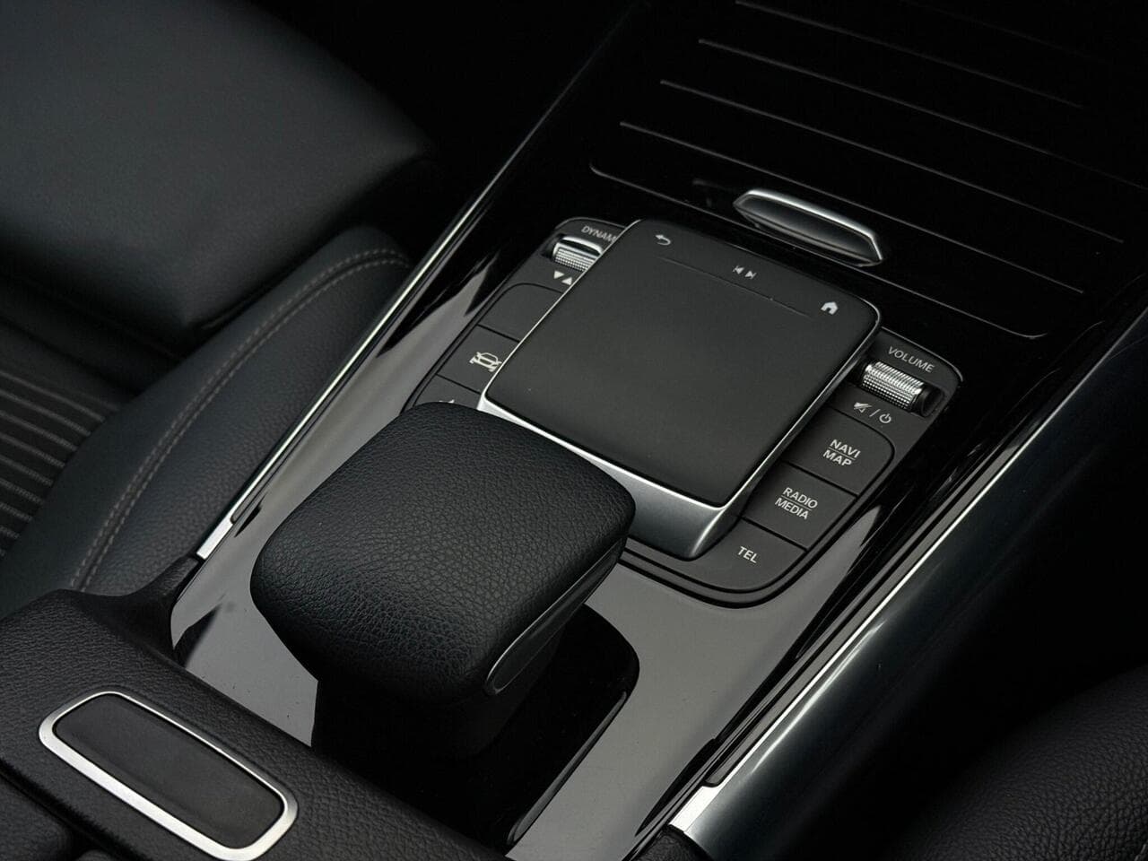 Mercedes-Benz GLA thumbnail Interior Front