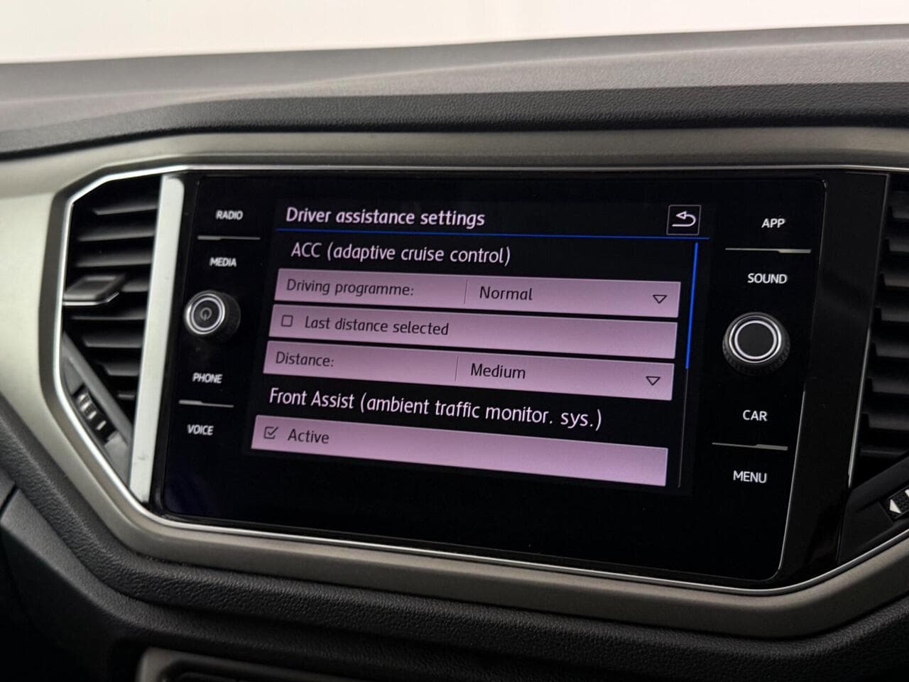 Volkswagen T-Roc thumbnail Infotainment System