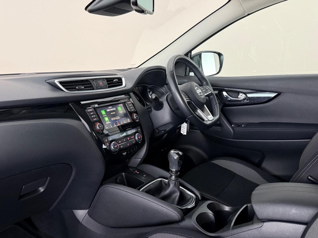 Nissan Qashqai thumbnail Interior Front
