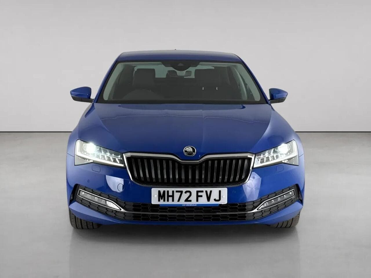 Skoda Superb thumbnail Front