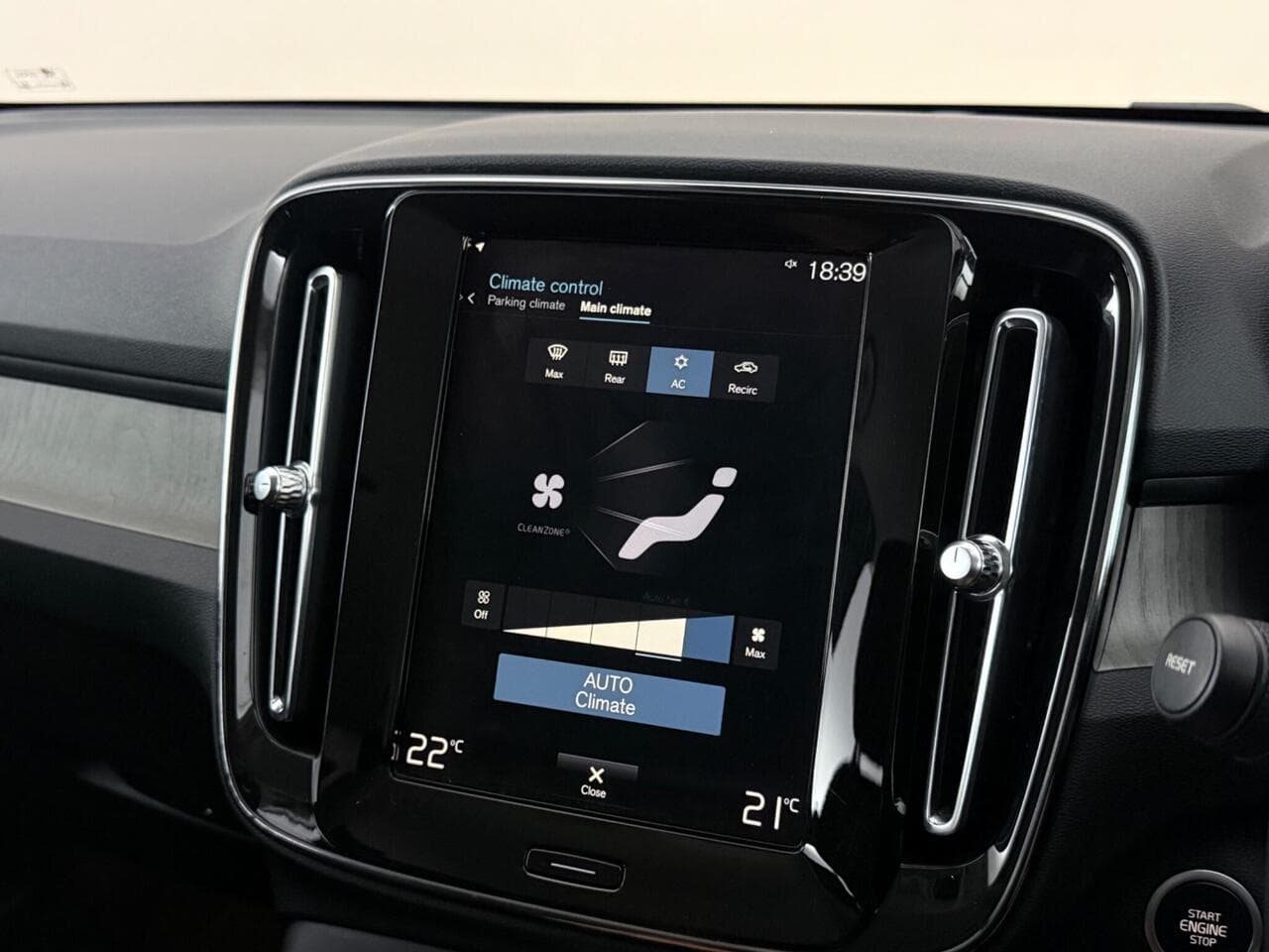 Volvo XC40 thumbnail Infotainment System