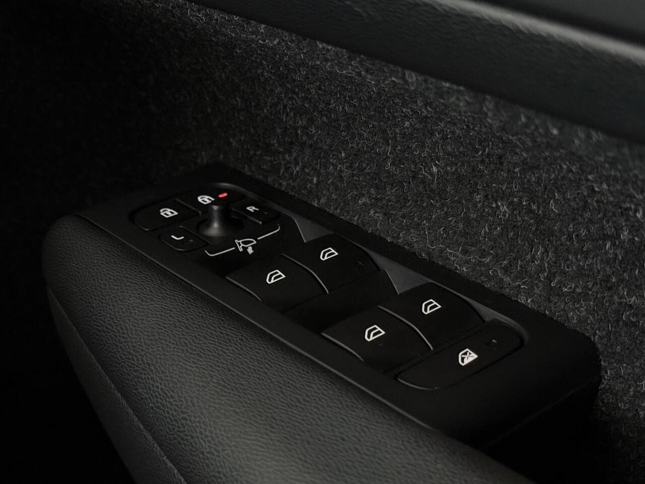 Volvo XC40 thumbnail Misc Controls