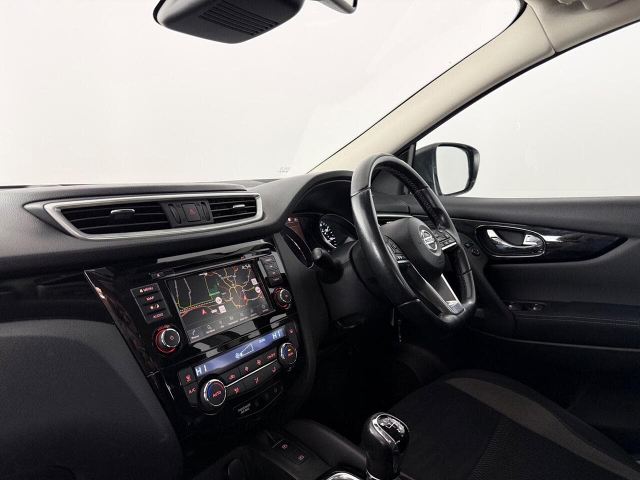 Nissan Qashqai thumbnail Interior Front
