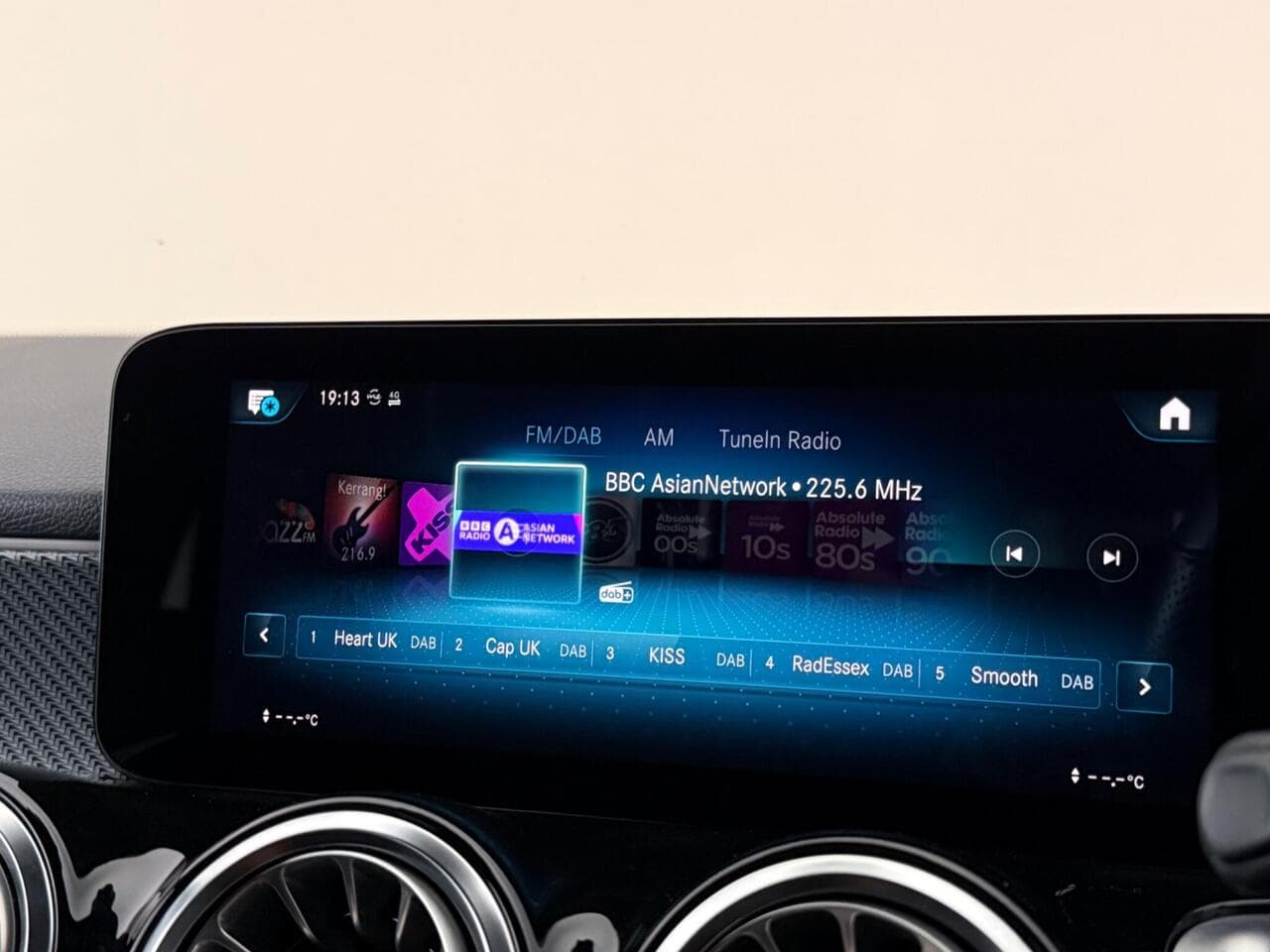 Mercedes-Benz GLB thumbnail Infotainment System