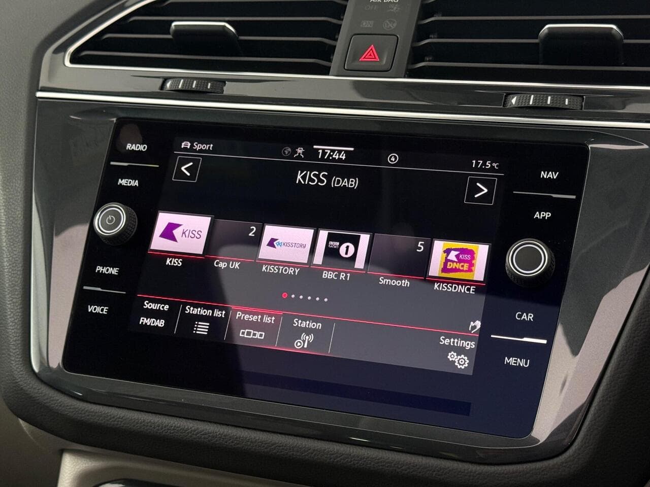 Volkswagen Tiguan thumbnail Infotainment System