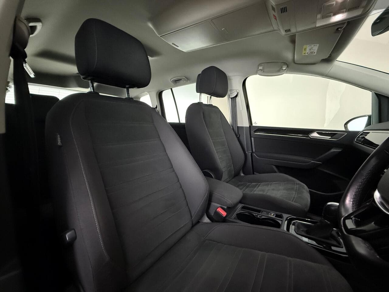 Volkswagen Touran thumbnail Seat Driver