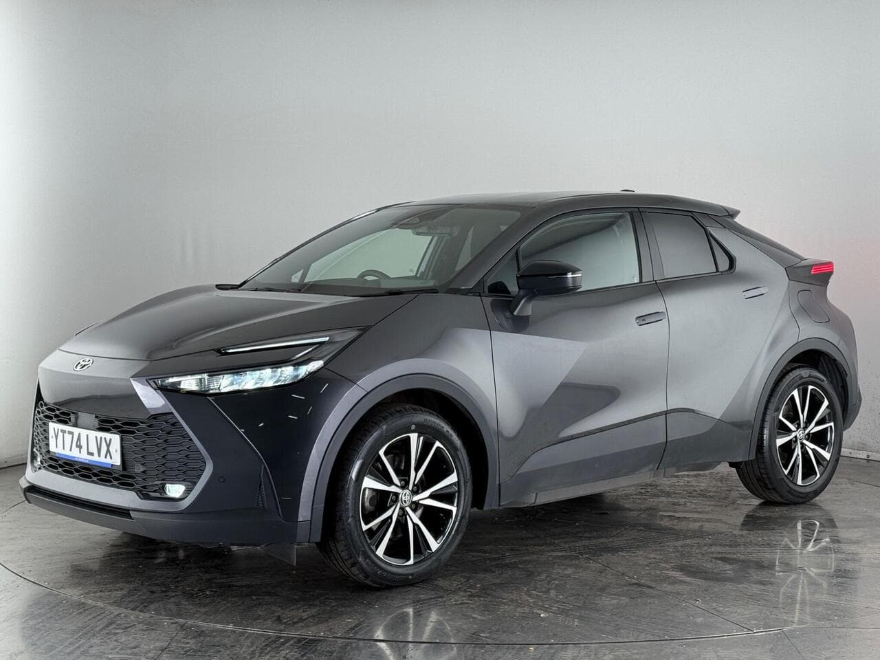 Toyota C-HR thumbnail Front Left