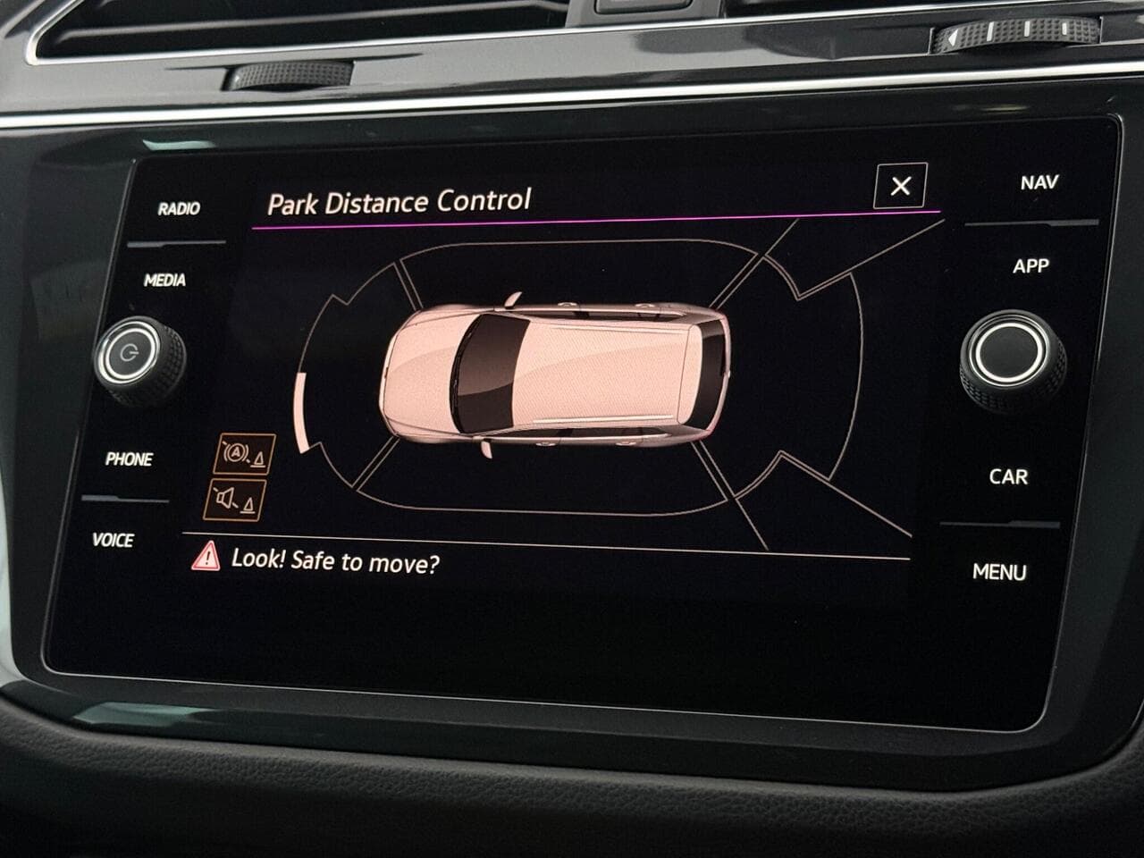 Volkswagen Tiguan thumbnail Infotainment System
