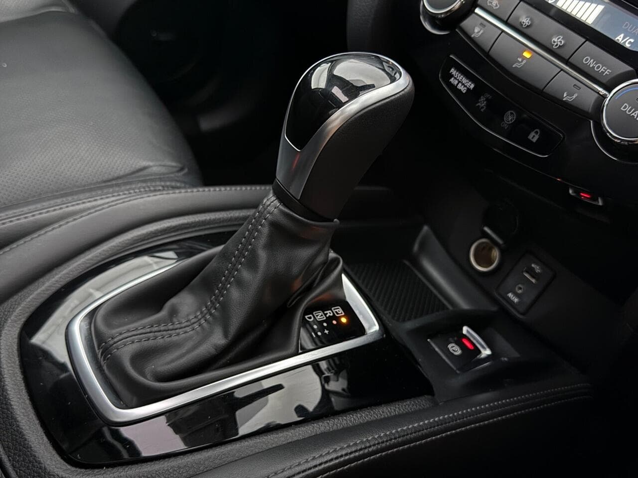 Nissan X-Trail thumbnail Interior Front
