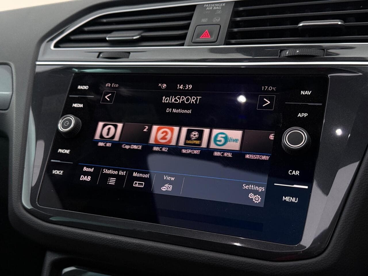 Volkswagen Tiguan thumbnail Infotainment System