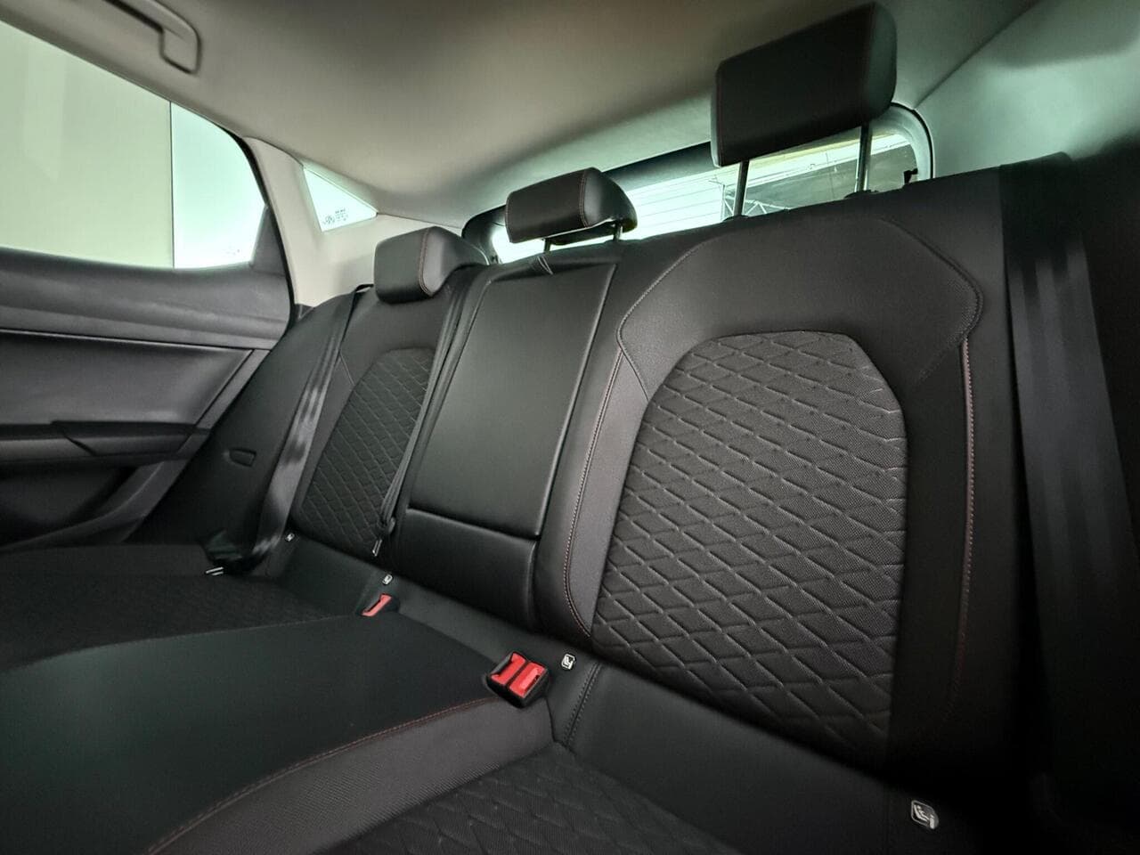 SEAT Leon thumbnail Seats Rear