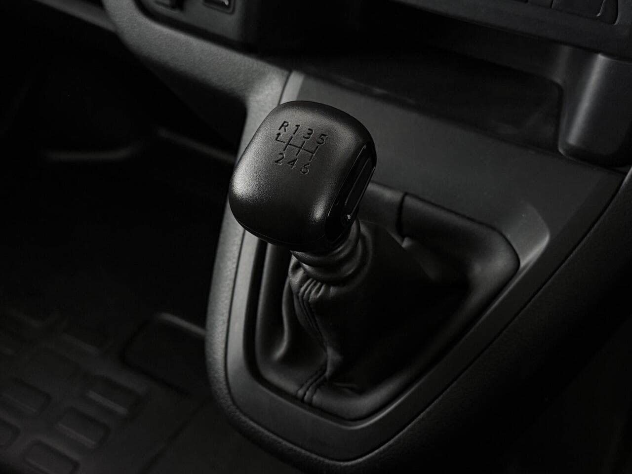 Vauxhall Vivaro thumbnail Interior Front