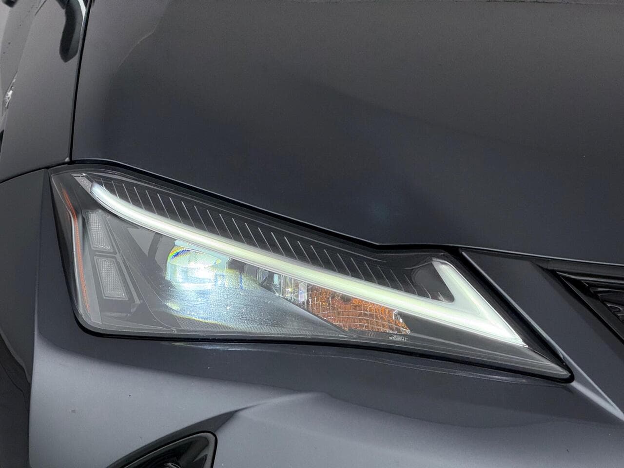 Lexus UX thumbnail Lights Front