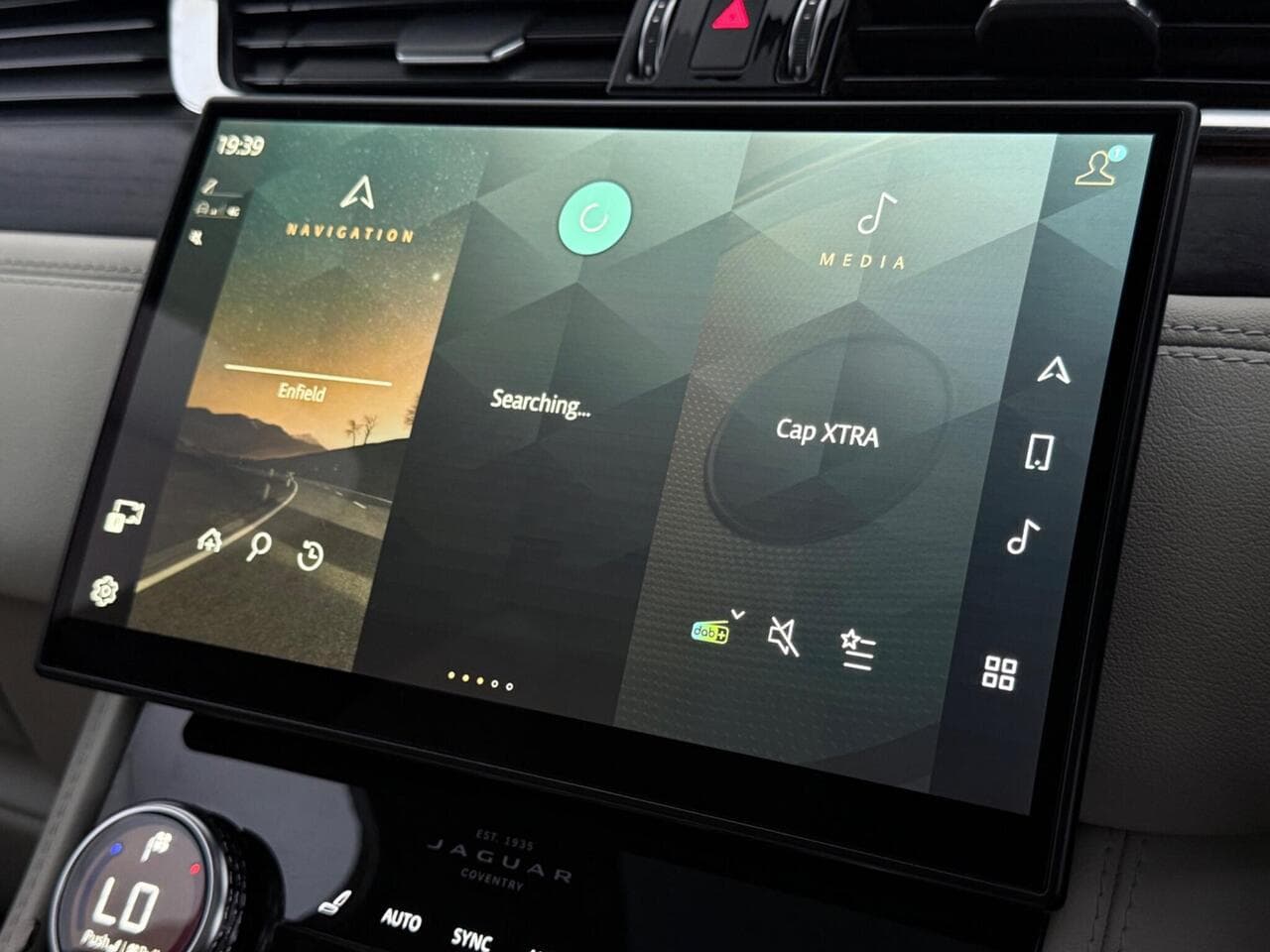 Jaguar F-PACE thumbnail Infotainment System