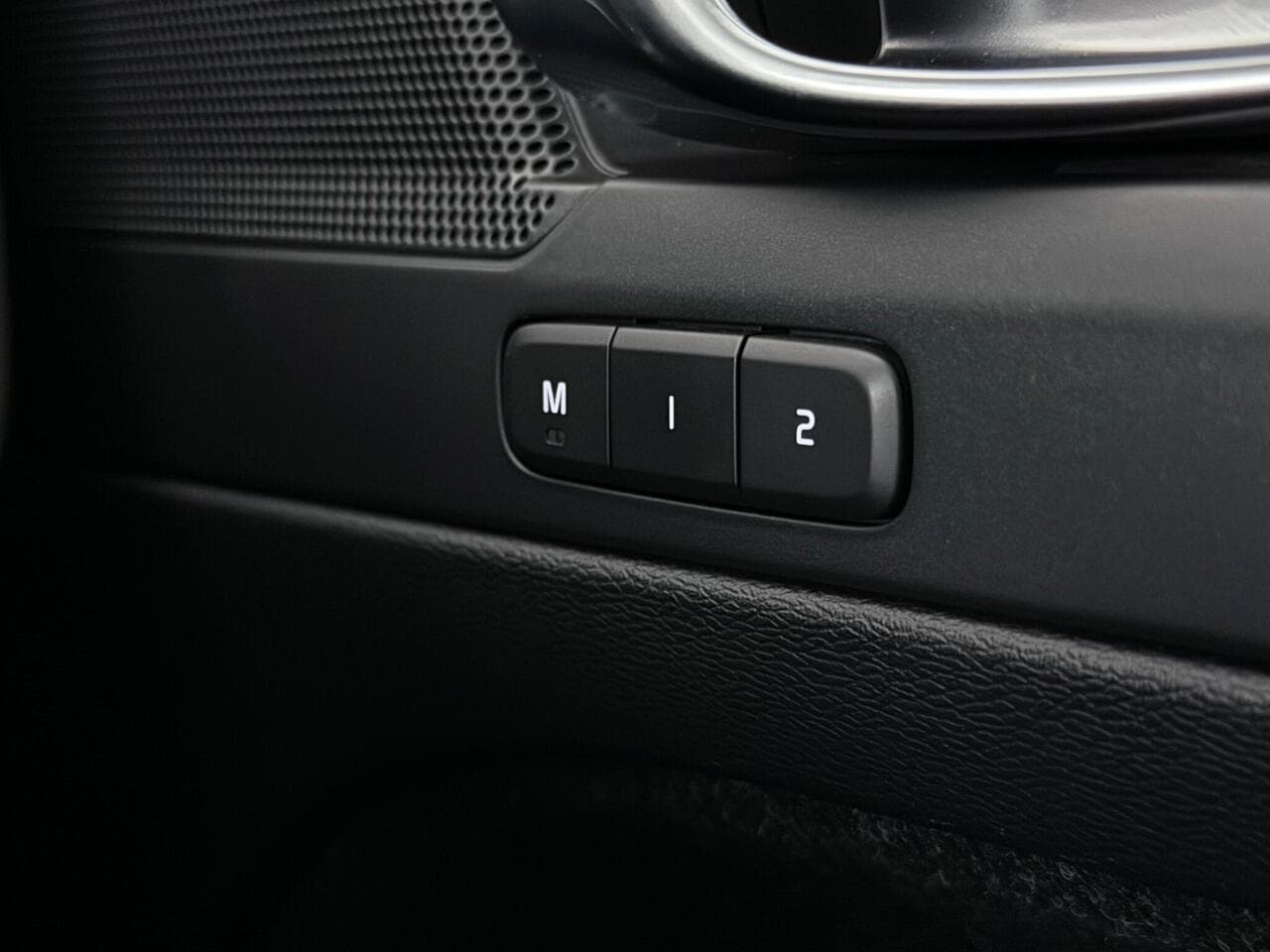 Volvo XC40 thumbnail Misc Controls