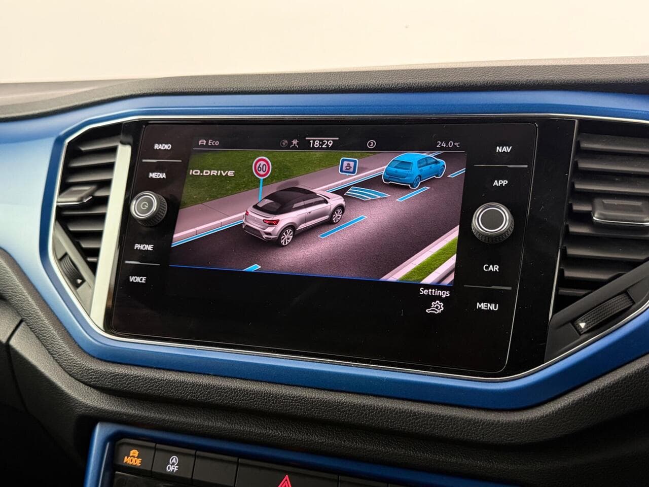Volkswagen T-Roc thumbnail Infotainment System