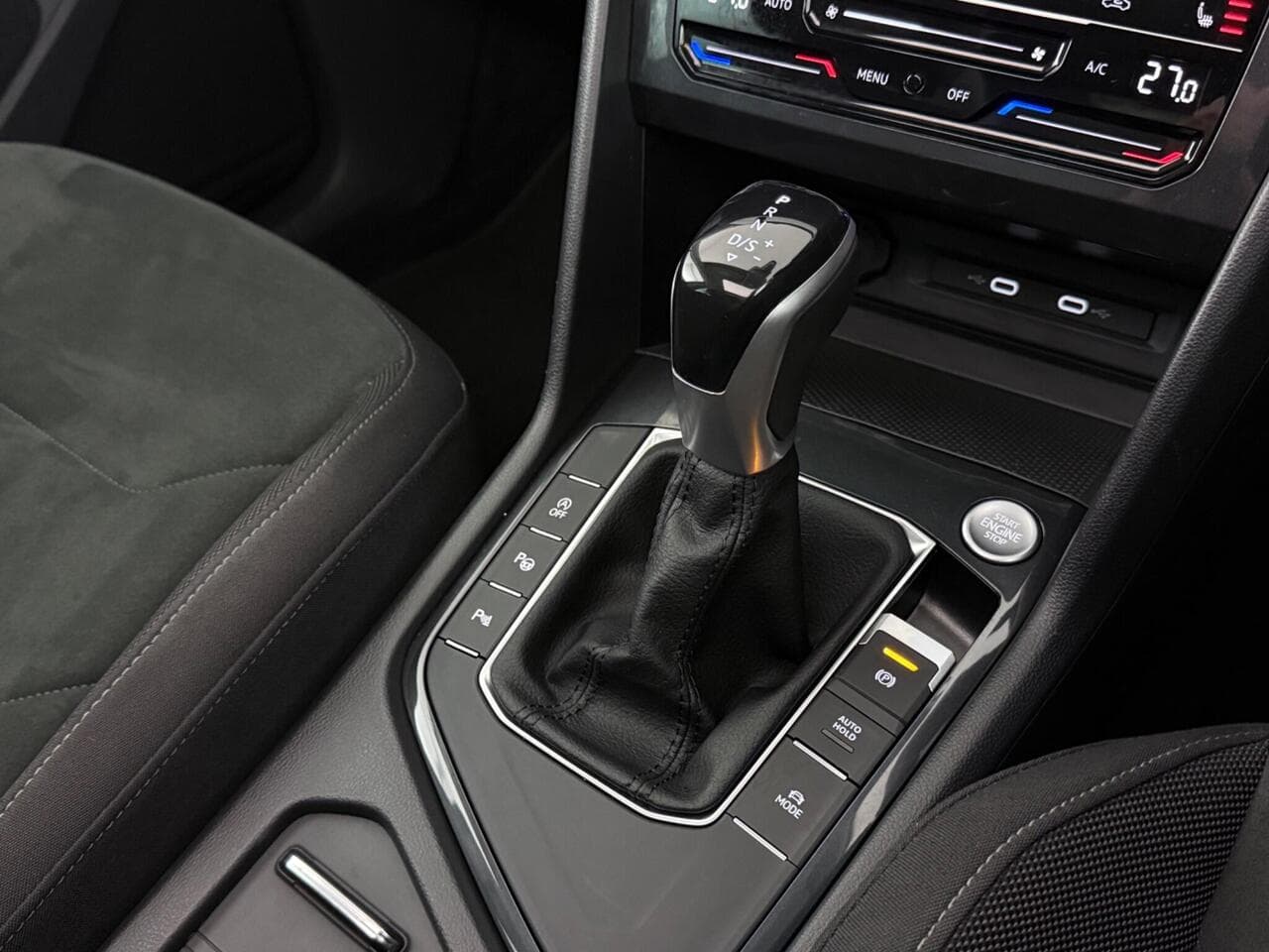 Volkswagen Tiguan thumbnail Interior Front